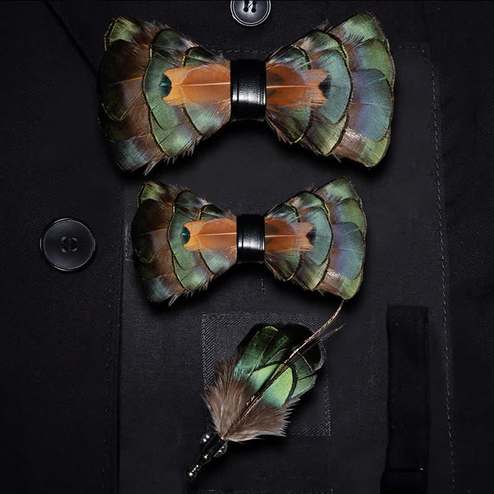 Papillon con piume verde smeraldo e oro con spilla da bavero