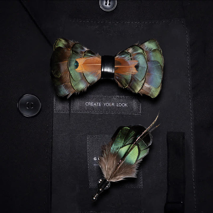 Papillon con piume verde smeraldo e oro con spilla da bavero