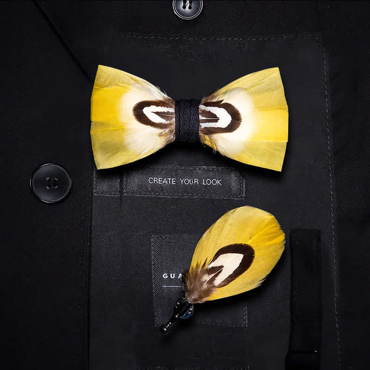 Papillon con piume di pappagallo giallo e spilla da bavero - Ragazzo - image 4