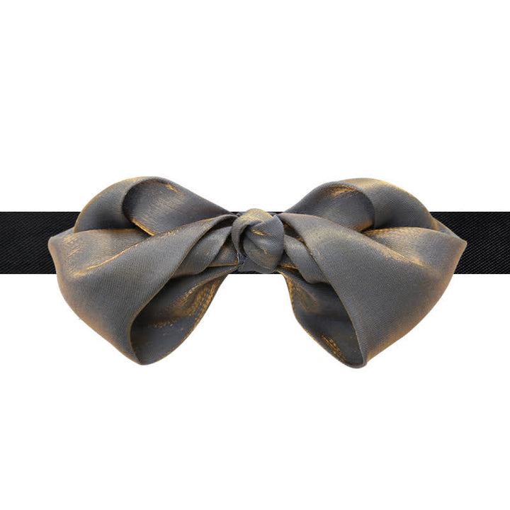 Papillon da uomo grigio brillante con forma unica piegata