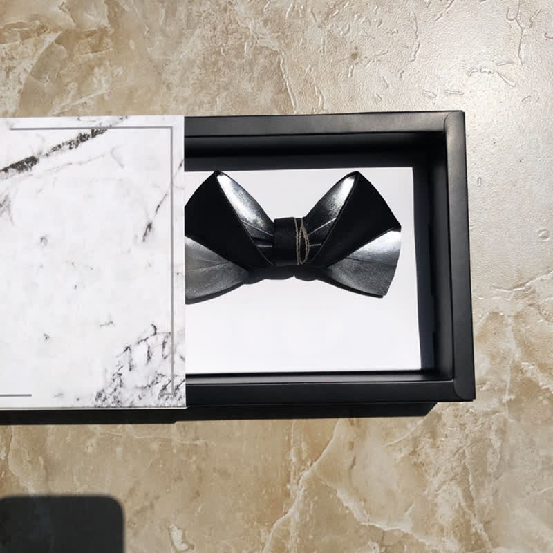 Papillon da uomo con motivo a piume bianco e nero sfumato