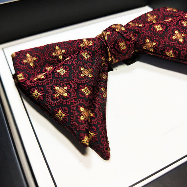 Papillon oversize a punta con ricamo rosso scuro e oro da uomo