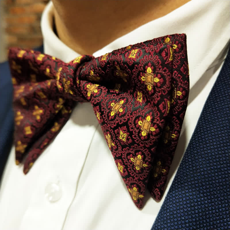 Papillon oversize a punta con ricamo rosso scuro e oro da uomo