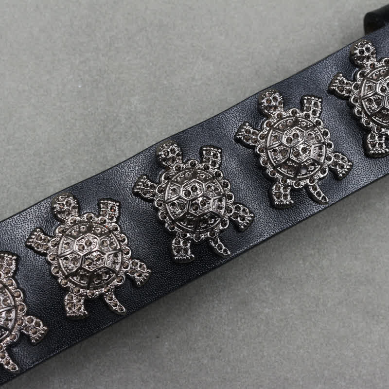 Cintura in pelle con doppio perno e rivetti a tartaruga in metallo tridimensionale