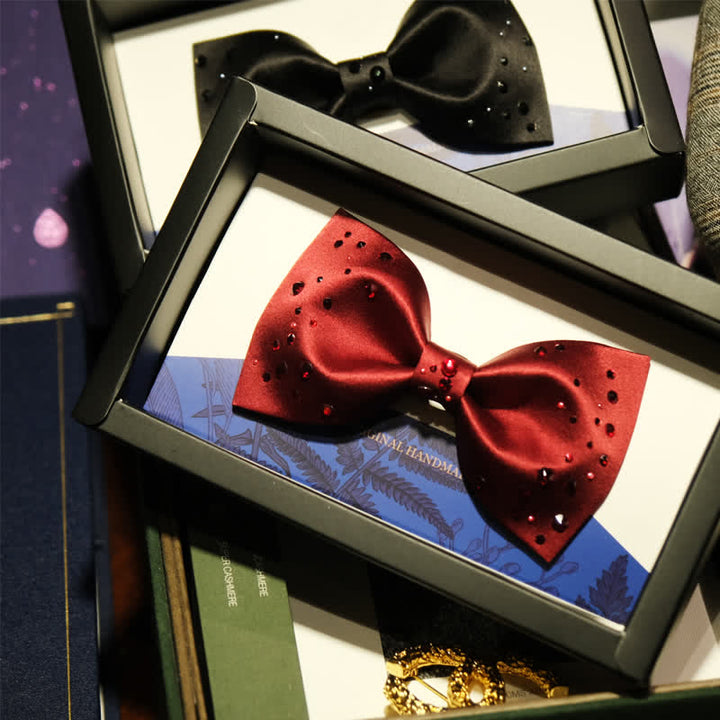 Papillon da uomo con stelle e strass scintillanti e galassia