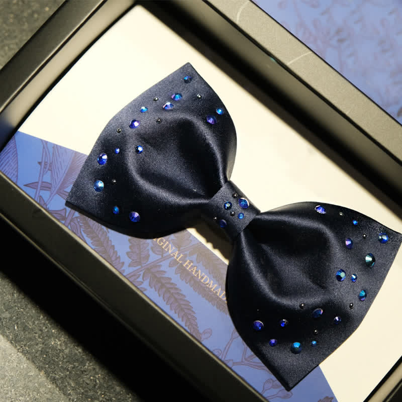 Papillon da uomo con stelle e strass scintillanti e galassia