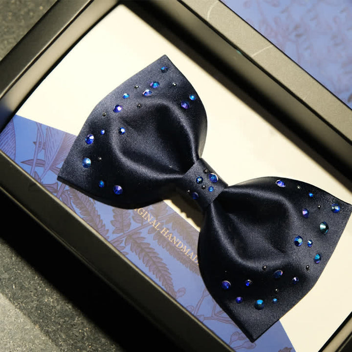 Papillon da uomo con stelle e strass scintillanti e galassia