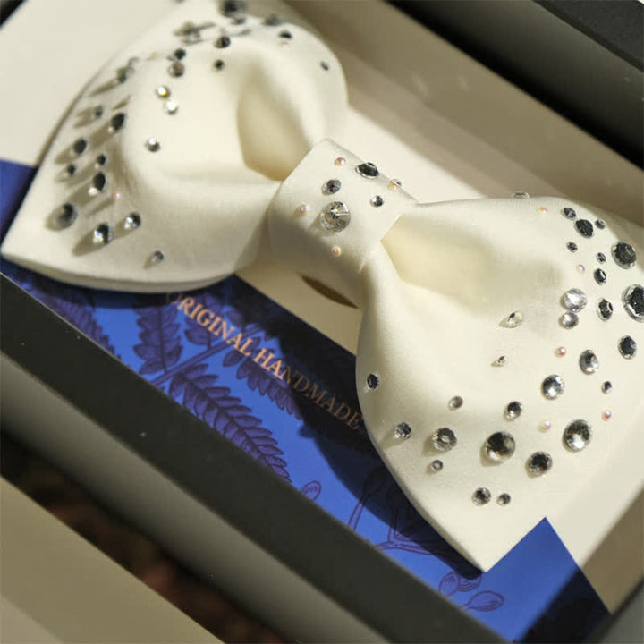 Papillon da uomo con stelle e strass scintillanti e galassia