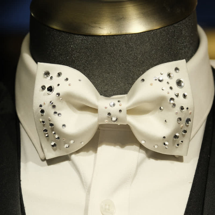 Papillon da uomo con stelle e strass scintillanti e galassia