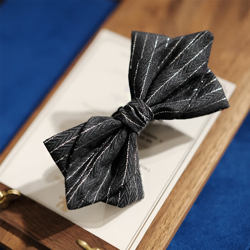 Papillon da uomo con motivo a spina di pesce a righe grigio scuro