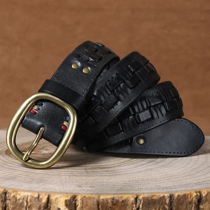 Cintura in pelle intrecciata con jeans retrò alla moda