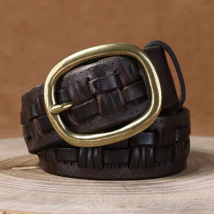 Cintura in pelle intrecciata con jeans retrò alla moda