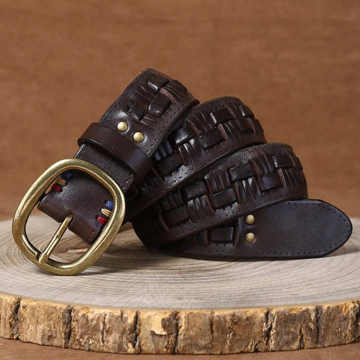 Cintura in pelle intrecciata con jeans retrò alla moda