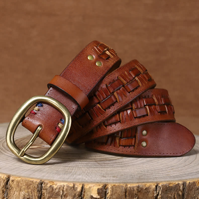 Cintura in pelle intrecciata con jeans retrò alla moda