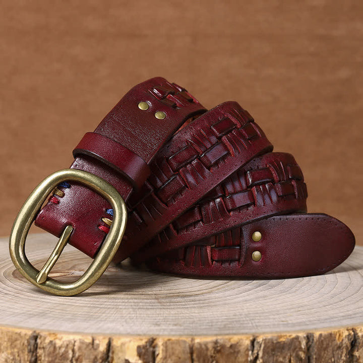Cintura in pelle intrecciata con jeans retrò alla moda