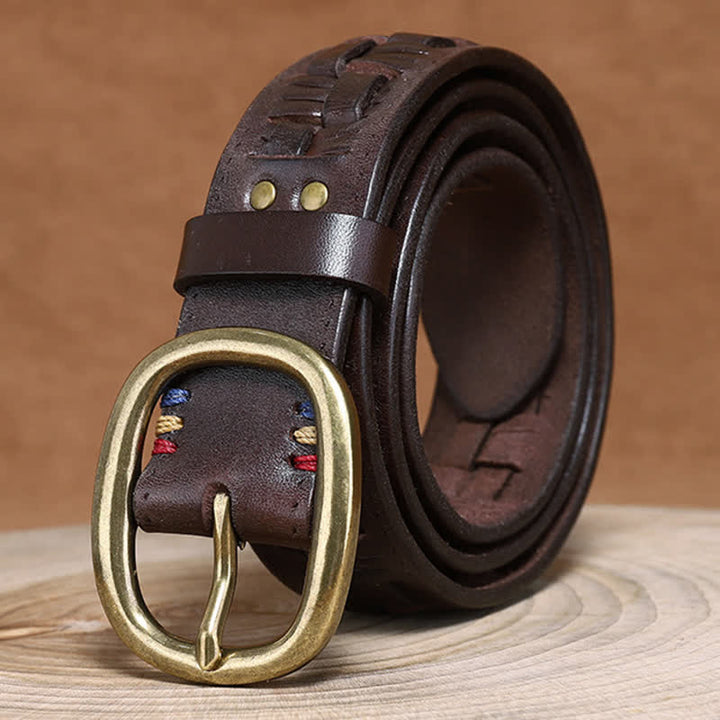 Cintura in pelle intrecciata con jeans retrò alla moda