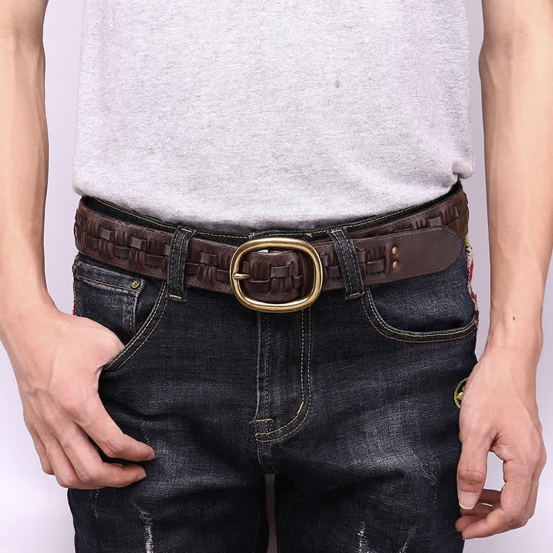 Cintura in pelle intrecciata con jeans retrò alla moda