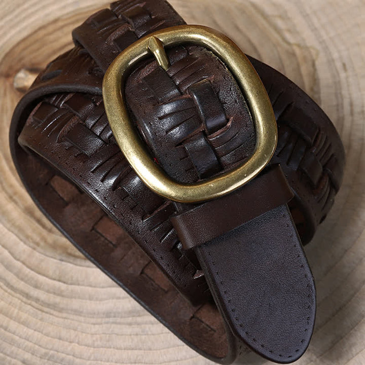 Cintura in pelle intrecciata con jeans retrò alla moda