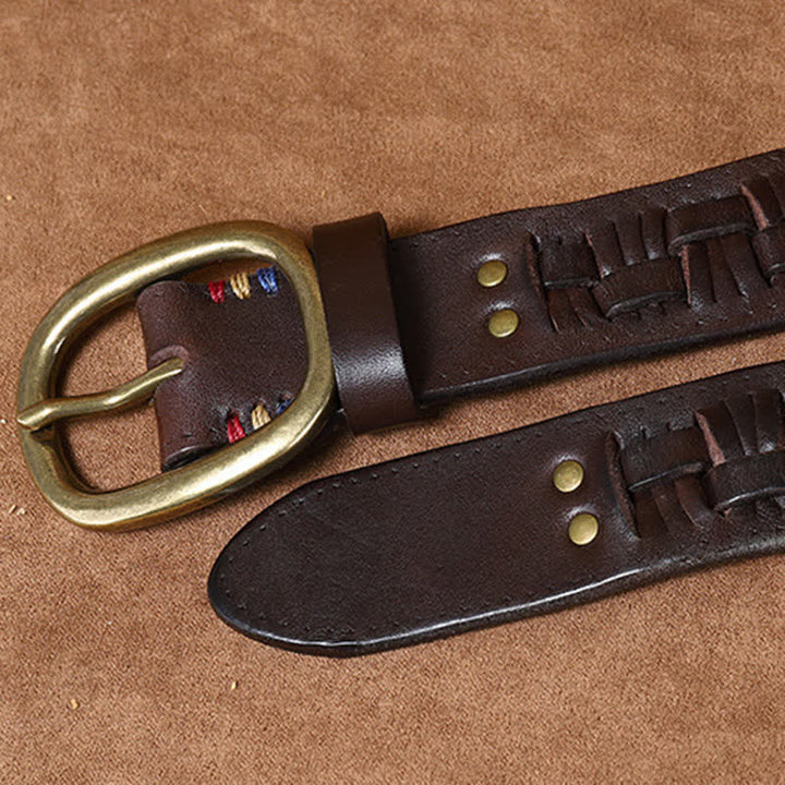 Cintura in pelle intrecciata con jeans retrò alla moda