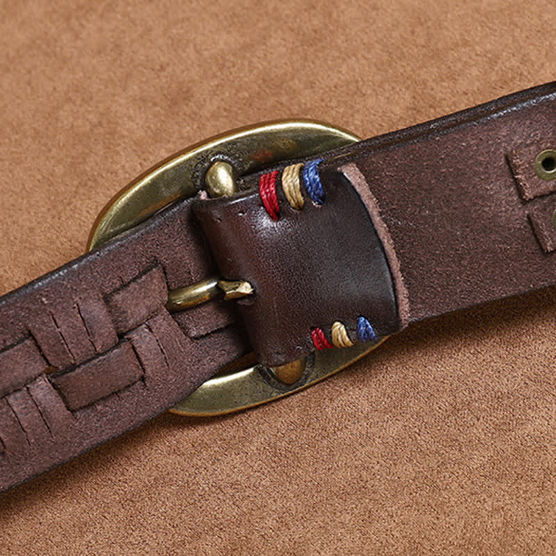 Cintura in pelle intrecciata con jeans retrò alla moda