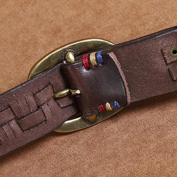Cintura in pelle intrecciata con jeans retrò alla moda
