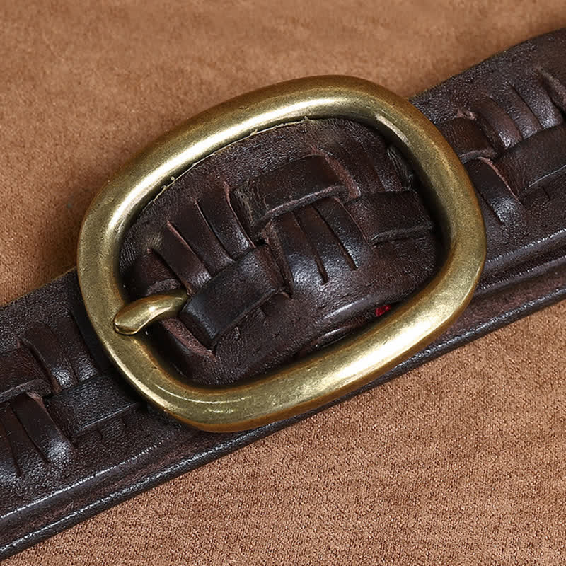 Cintura in pelle intrecciata con jeans retrò alla moda