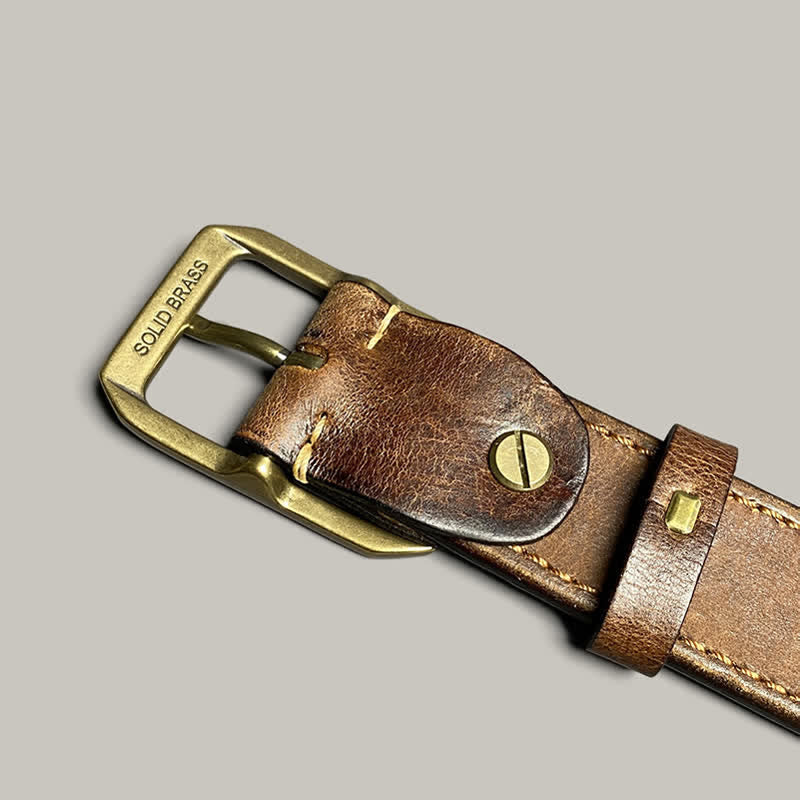 Cintura in pelle con fibbia in ottone e cinturino con incisione stampata