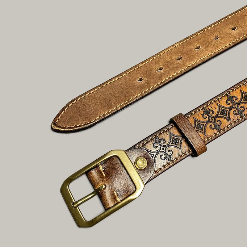 Cintura in pelle con fibbia in ottone e cinturino con incisione stampata