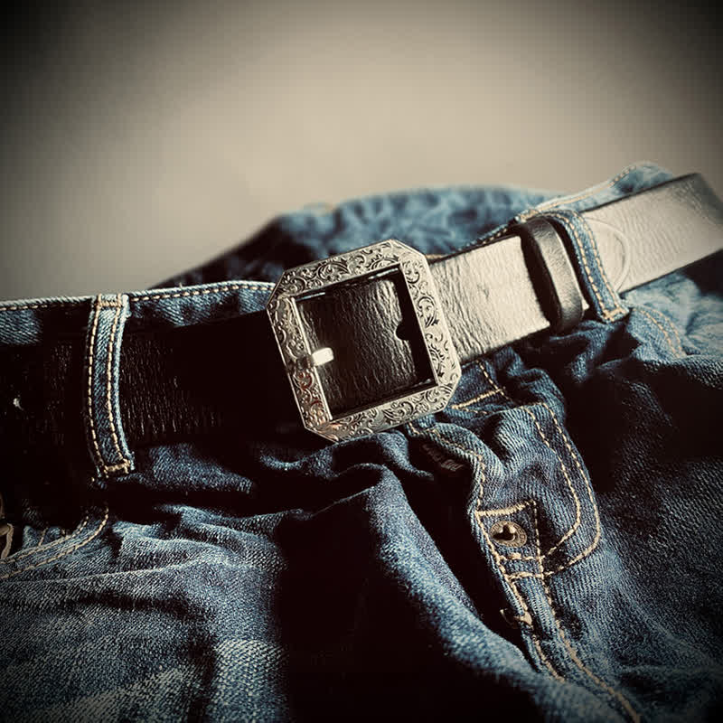 Cintura in pelle con fibbia incisa floreale quadrata per pantaloni