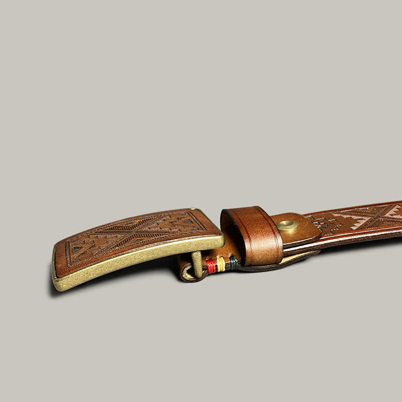 Cintura in pelle con chiusura quadrata e motivo a diamante inciso