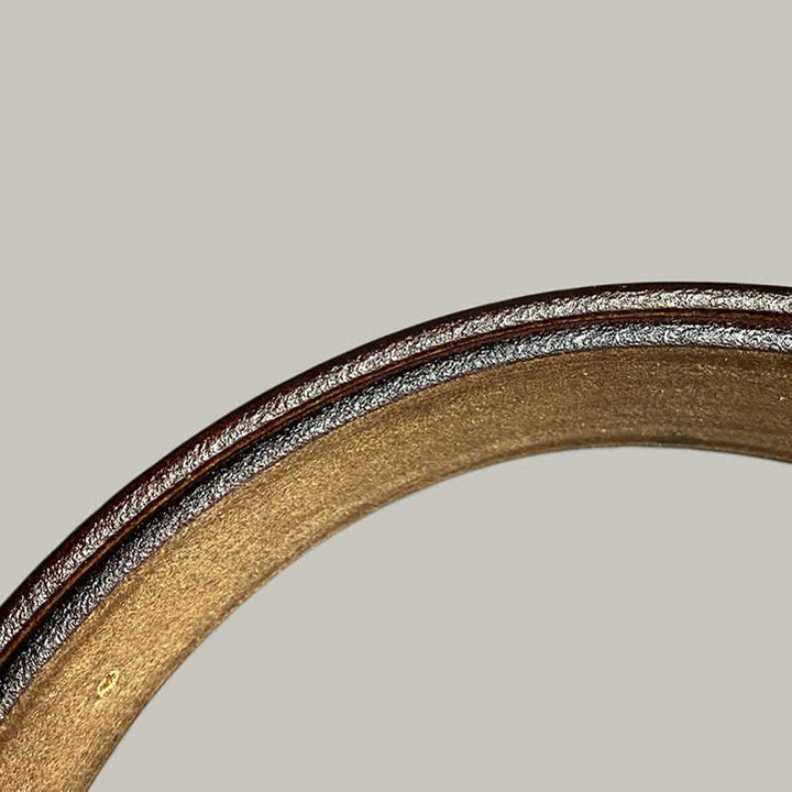 Cintura in pelle con chiusura quadrata e motivo a diamante inciso