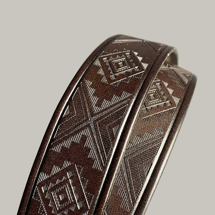Cintura in pelle con chiusura quadrata e motivo a diamante inciso