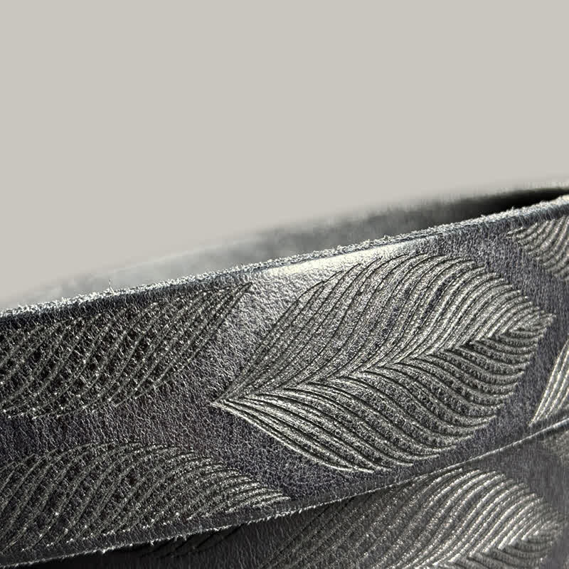 Cintura in pelle goffrata personalizzata con foglie di piante invecchiate