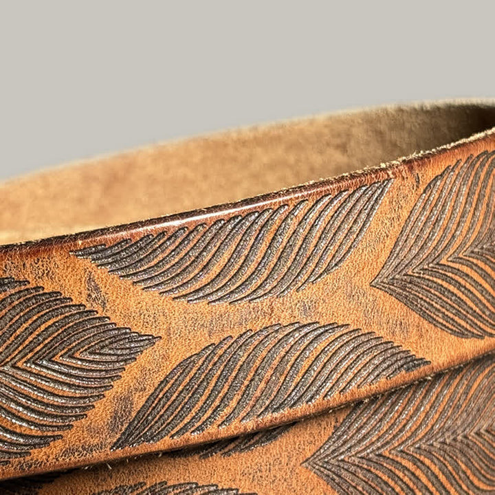 Cintura in pelle goffrata personalizzata con foglie di piante invecchiate