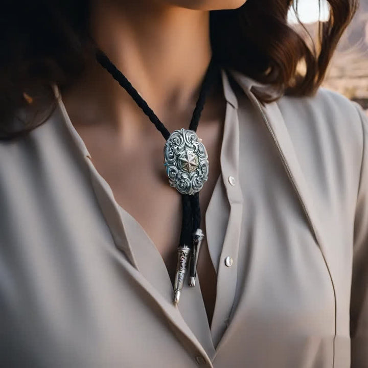 Cravatta Bolo con intaglio della stella d'argento del Texas occidentale