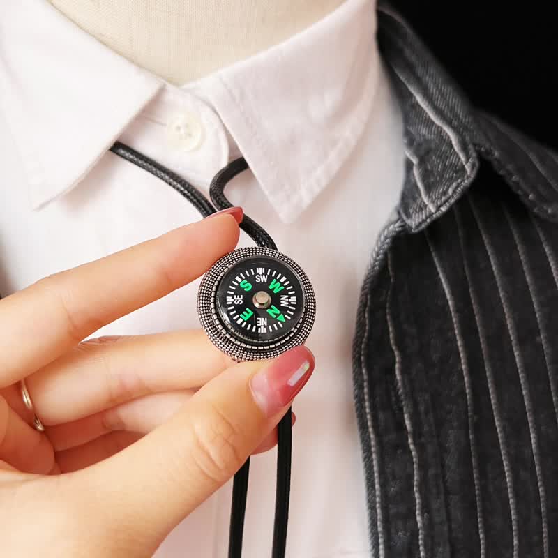 Cravatta Bolo con accessorio casual in stile bussola alla moda