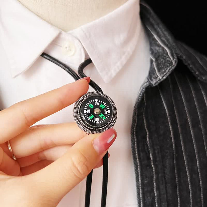 Cravatta Bolo con accessorio casual in stile bussola alla moda