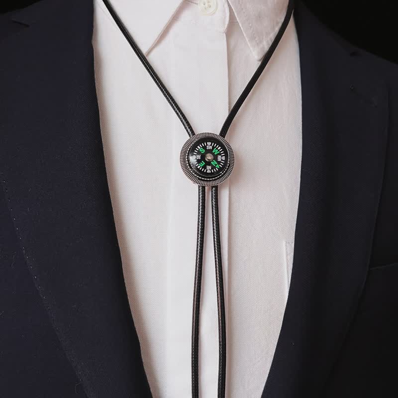 Cravatta Bolo con accessorio casual in stile bussola alla moda