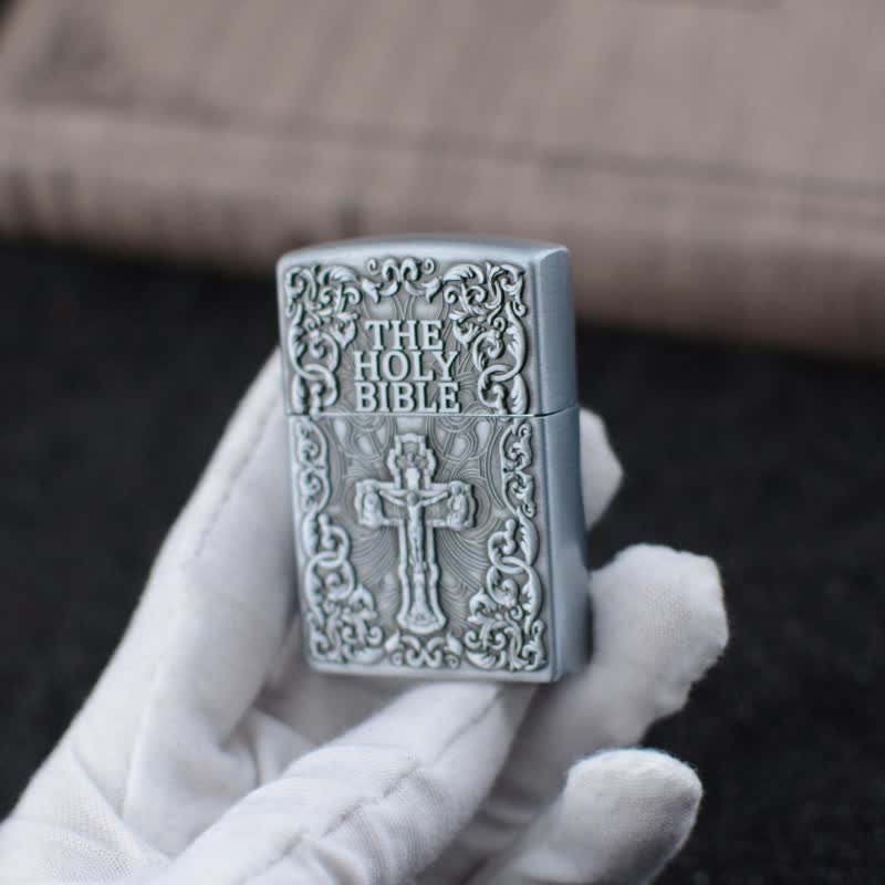 Accendino a butano ricaricabile con mola a croce della Sacra Bibbia - image 2