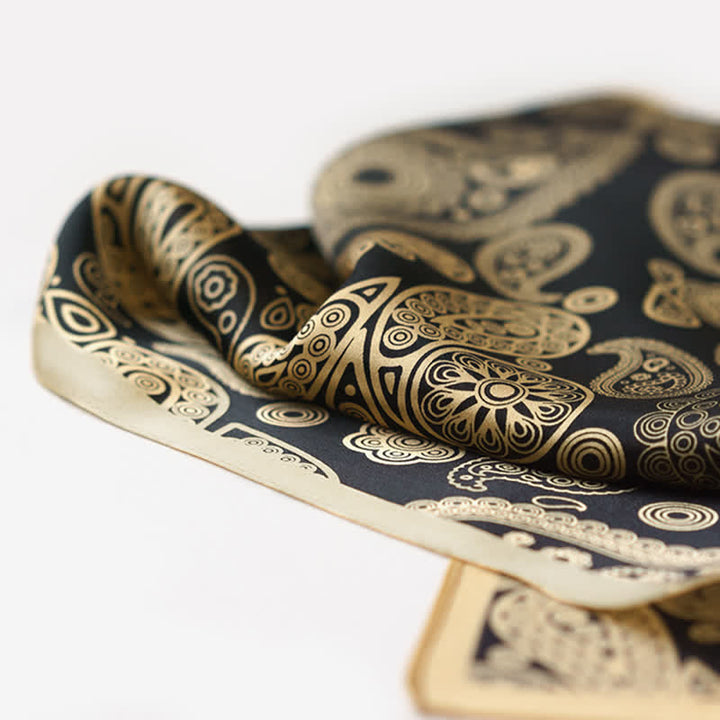 Sciarpa quadrata Paisley di lusso nera e oro con fibbia per sciarpa