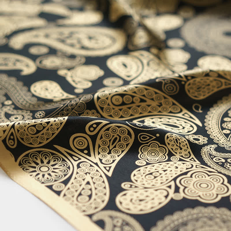 Sciarpa quadrata Paisley di lusso nera e oro con fibbia per sciarpa