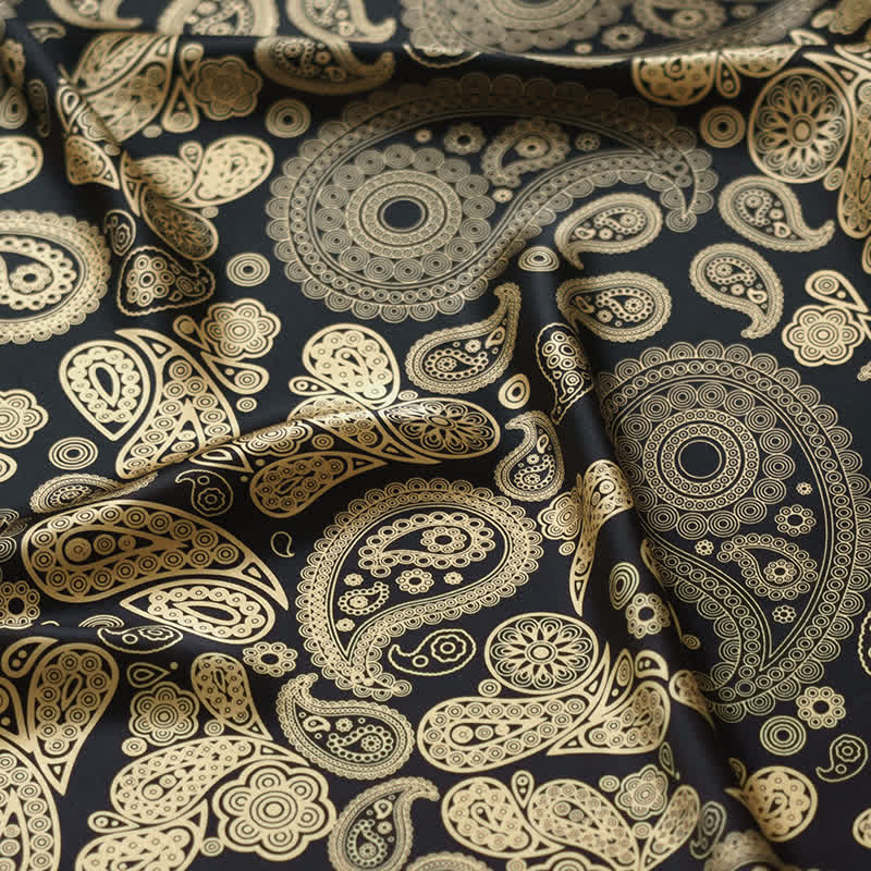 Sciarpa quadrata Paisley di lusso nera e oro con fibbia per sciarpa