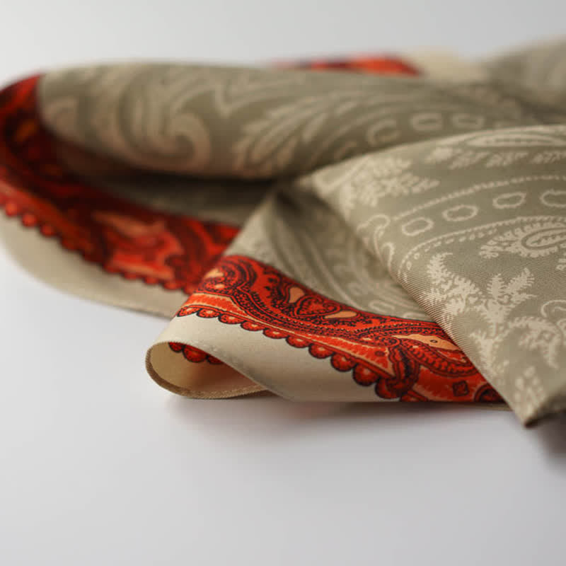 Sciarpa quadrata stampata Paisley esotica con fibbia per sciarpa