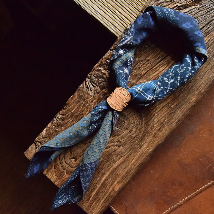Sciarpa quadrata patchwork blu con fibbia in pelle