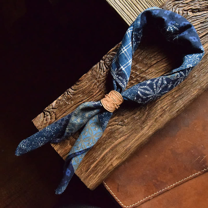 Sciarpa quadrata patchwork blu con fibbia in pelle