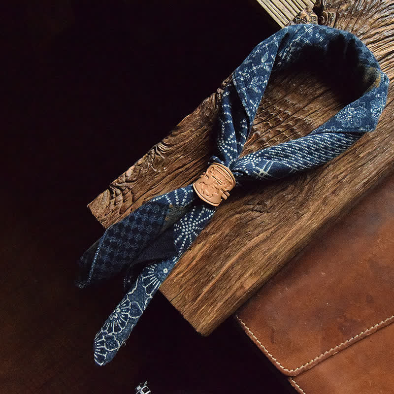 Sciarpa quadrata patchwork blu con fibbia in pelle