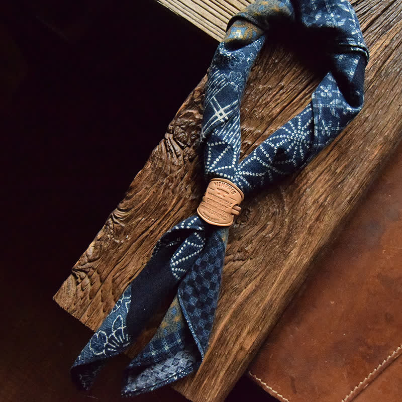 Sciarpa quadrata patchwork blu con fibbia in pelle