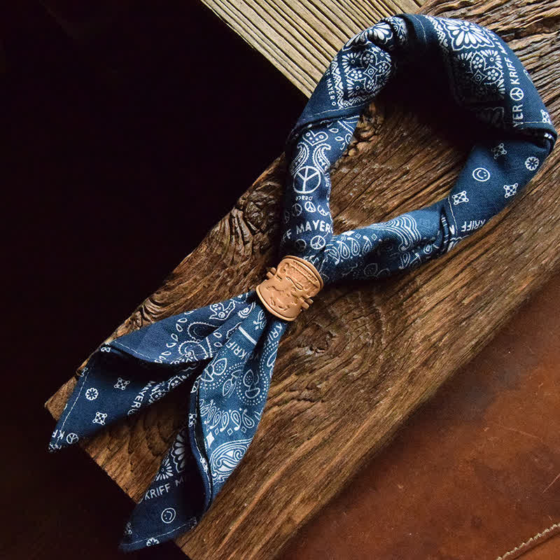 Sciarpa quadrata patchwork blu con fibbia in pelle