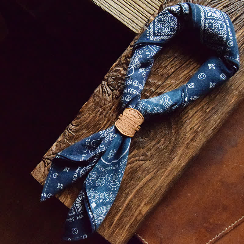 Sciarpa quadrata patchwork blu con fibbia in pelle