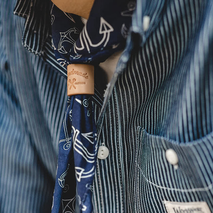 Sciarpa quadrata blu navy con fibbia in pelle